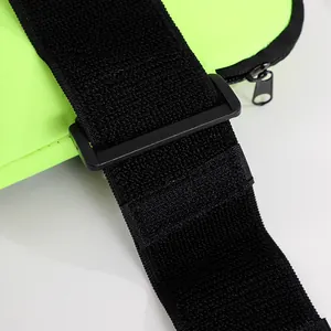 Detail der Sport-Armtasche zum Laufen mit verstellbarem neon-grünem Klettverschluss