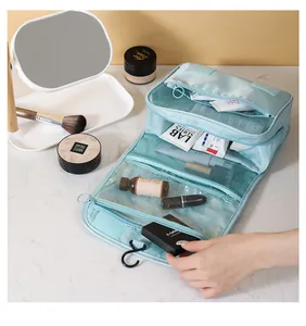 Vue détaillée des compartiments internes de la trousse de toilette suspendue étanche.