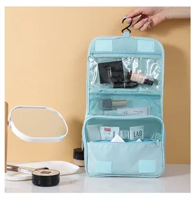 Détail d'une trousse de toilette suspendue bleu clair avec poches de rangement