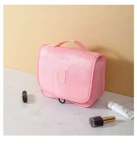 Trousse de toilette rose imperméable avec crochet de suspension sur marbre