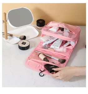 Vue intérieure détaillée de la trousse de toilette rose à suspendre avec ses poches