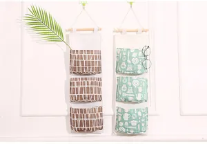 Vista dettagliata di due organizer a 3 tasche nei colori marrone e verde menta a muro