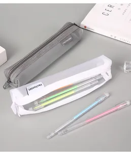 Detailweergave van witte mesh en grijze stoffen etuis met ritssluiting voor school