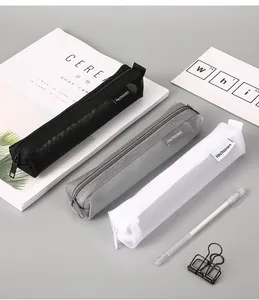 Drie minimalistische mesh pennenzakken in zwart, grijs en wit, vierkant ontwerp.