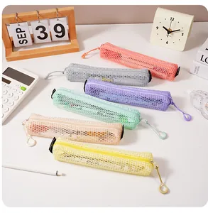 Gedetailleerd overzicht van gekleurde achthoekige mesh opbergtassen in levendige tinten