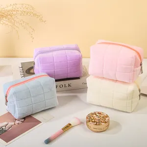 Gewatteerde pluche make-uptassen in pastelkleuren voor de opslag van reis-cosmetica