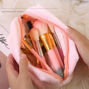 Grote roze pluche gewatteerde make-uptas met brede opening voor cosmetica-opslag