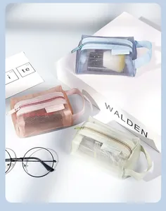 Nahaufnahme von drei farbenfrohen Nylon-Netztaschen für kleine Accessoires