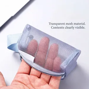 Minimalistischer transparenter blauer Netz-Geldbörsenbeutel aus Nylon in der Hand
