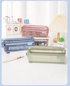 Transparante mesh pennenzakken met grote capaciteit in pastelkleuren op een bureau
