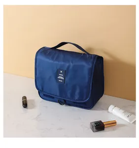 Trousse de toilette de voyage suspendue imperméable bleu marine sur une surface en marbre
