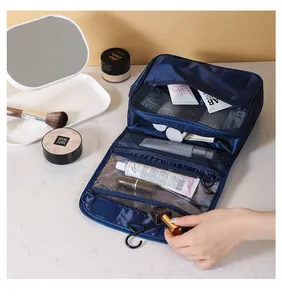 Vue détaillée des compartiments internes de la trousse de toilette suspendue bleu marine