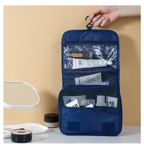 Gros plan sur la trousse de toilette suspendue avec poches en filet et transparentes