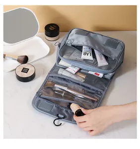 Vue détaillée d'une trousse de toilette grise avec crochet et poches multiples