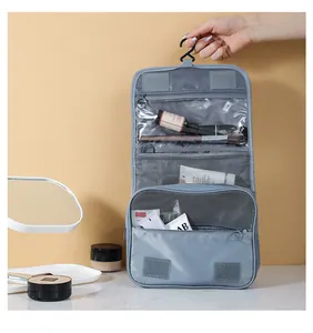 Détail de la trousse de toilette de voyage grise à suspendre avec compartiments