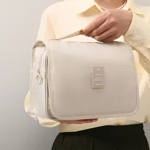 Borsa da toilette da viaggio beige con manico e design portatile da appendere per donna