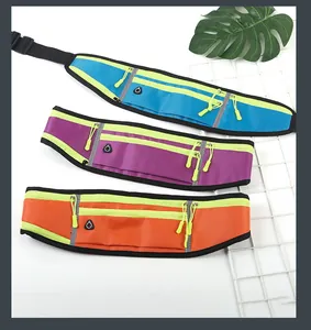 Dettaglio di marsupi sportivi colorati in blu, viola e arancione per running e fitness.