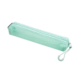 Draagbare mintgroene mesh make-uptas met grote capaciteit voor reizen en het strand.
