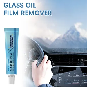 Detailansicht der Glasölfilm-Entfernungscreme Tube in einer Autoinnenraum-Umgebung
