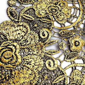 Nahaufnahme der goldenen 3D-Hohlstickerei mit wasserlöslicher Spitze