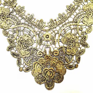 Detailansicht der komplizierten Textur der goldenen Blumen-Stickerei aus Spitze