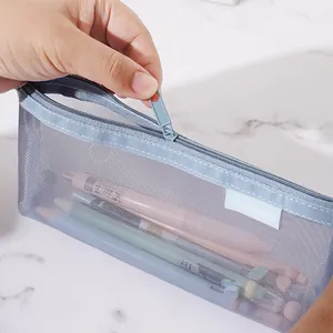 Minimalistische blauwe mesh etui met grote capaciteit op een marmeren bureau