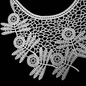 Gros plan détaillé du col en dentelle blanche hydrosoluble avec broderie florale
