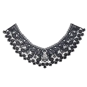 Dettaglio del colletto in pizzo nero idrosolubile con intricato ricamo floreale traforato