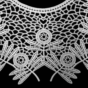 Détail d'un col en dentelle de soie de lait brodé blanc avec un design ajouré