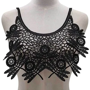 Gros plan détaillé de la broderie complexe du col en dentelle noire soluble pour DIY.