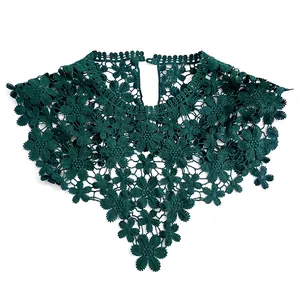 Elegante colletto finto in pizzo idrosolubile verde scuro con ricamo floreale.