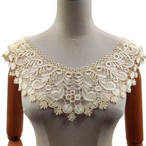 Primo piano di elegante colletto finto in pizzo ricamato idrosolubile colore beige