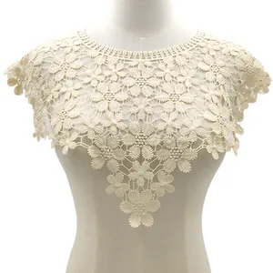 Dettaglio dell'elegante colletto in pizzo idrosolubile crema con ricamo floreale fine