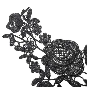 Detailansicht der filigranen Blumenmuster der schwarzen wasserlöslichen Spitzenapplikation