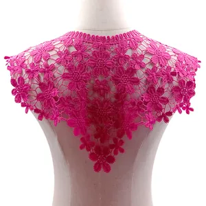 Primo piano di un colletto in pizzo magenta con ricami floreali su un manichino