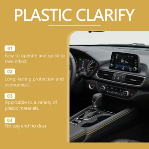 Cruscotto auto pulito che mostra l'effetto dell'agente di rinnovo per plastica