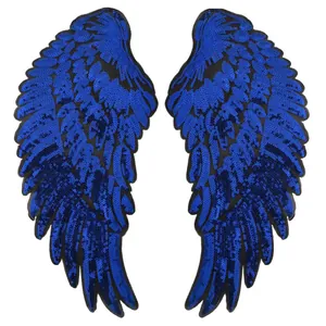 Detaillierte Ansicht von blauen Pailletten Engelsflügel Aufnähern zur Textilpflege