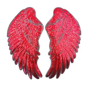 Nahaufnahme von leuchtend roten Pailletten-Flügel-Patches mit schimmernder Textur und Glanz
