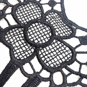 Vue macro détaillée de la broderie de fleurs en dentelle de polyester noir soluble