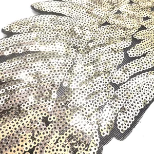 Detailansicht eines goldfarbenen Pailletten-Flügelstickerei-Patches mit Glanz