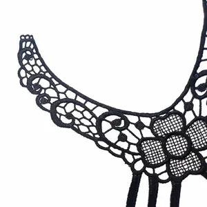 Gros plan de broderie en dentelle de polyester noir avec des motifs floraux ajourés