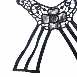 Gros plan d'un accessoire de broderie florale en dentelle noire hydrosoluble pour couture