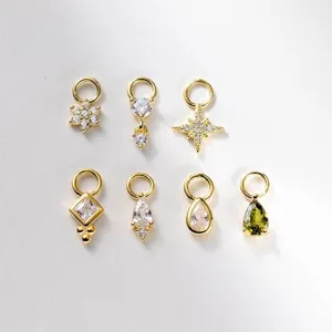 Varietà di ciondoli in argento 925 placcato oro con zirconi per la creazione di gioielli DIY.
