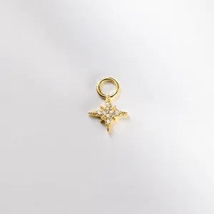 Dettaglio di un ciondolo a stella in argento sterling dorato con zirconi incastonati
