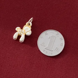 Vista detallada del colgante de caballo de plata S999 y oro para joyería DIY