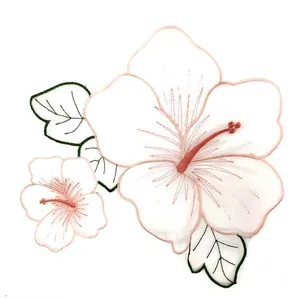 Vista dettagliata della toppa ricamata in organza con fiore di ibisco per fai da te.
