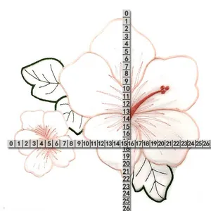 Vista dettagliata di fiore ricamato in organza con dimensioni indicate da righelli
