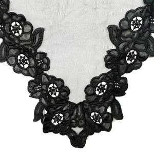 Detalle de primer plano del bordado floral negro en el aplique de cuello de encaje de malla