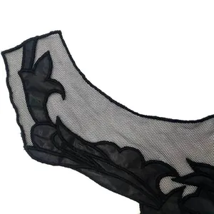 Nahaufnahme von schwerer schwarzer Satin-Stickerei-Spitzenapplikation für Kleidung