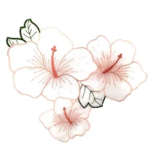 Dettaglio ricamo fiore ibisco in organza bianca con bordi rosa per DIY